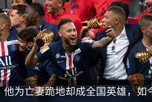 他为亡妻跪地却成全国英雄，如今被授副军长，全中国向他致敬！